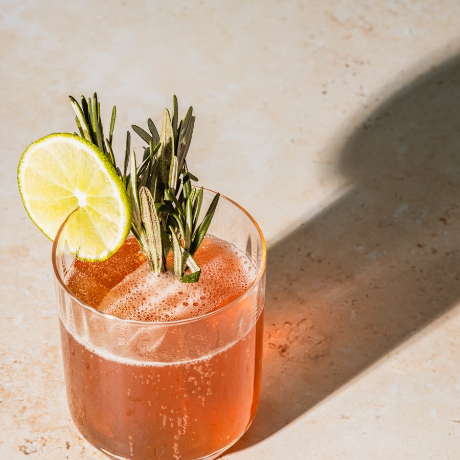 Fruitige cocktail met rozemarijn en citrus