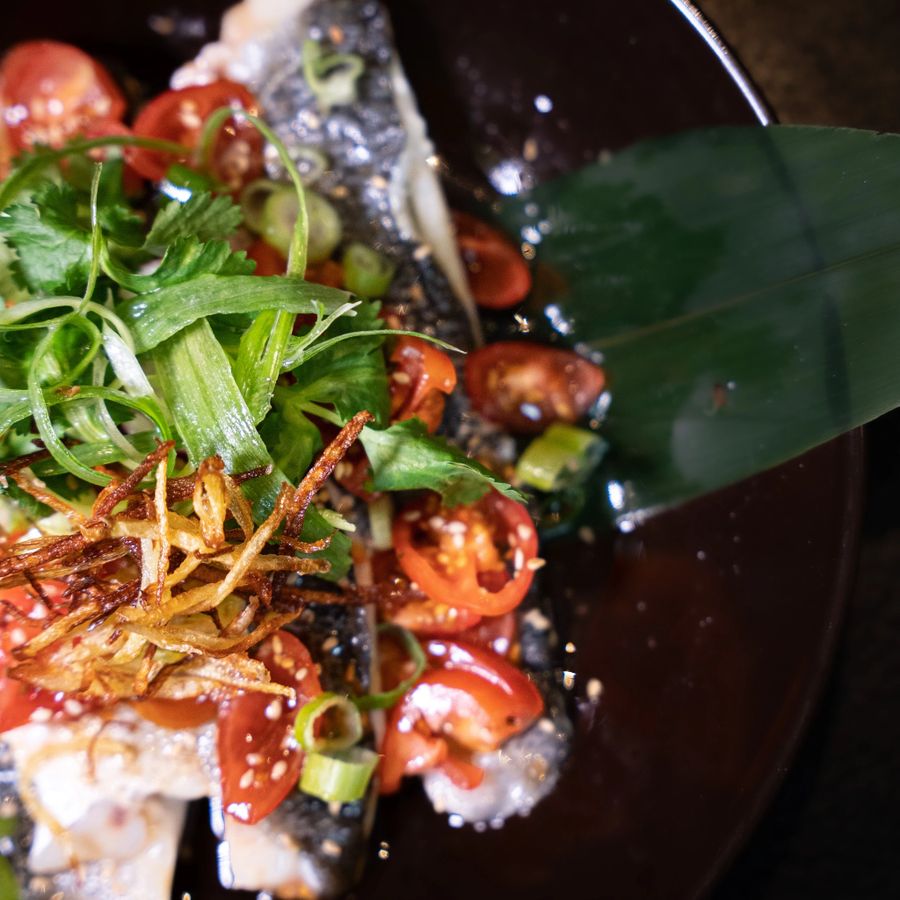 Kleurrijk Thais gerecht, kunstig opgemaakt door de chef