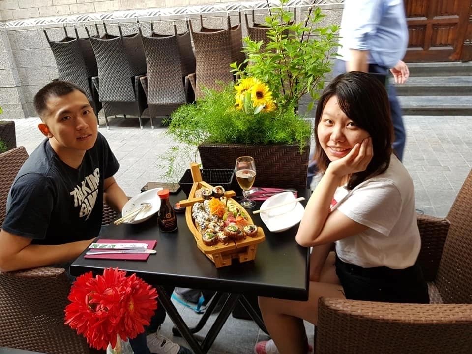 Gasten genieten van Thaise en Japanse gerechten bij Mu Thai in Leuven